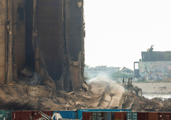 ▲▼黎巴嫩貝魯特港口一座大型糧倉內部悶燒，7月31日部分結構倒塌。（圖／路透）