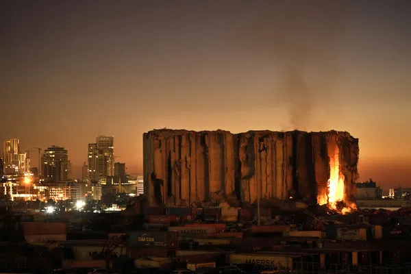 ▲▼黎巴嫩貝魯特港口一座大型糧倉內部悶燒，7月31日部分結構倒塌。（圖／達志影像／美聯社）