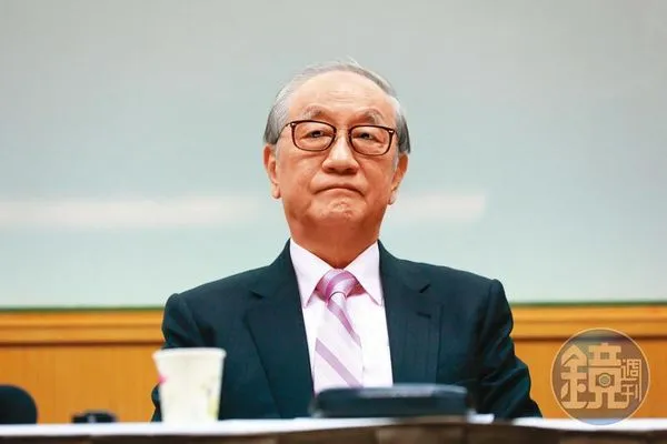 新黨前主席郁慕明被黨員、台商指控吸金詐騙，分別在兩岸提告。