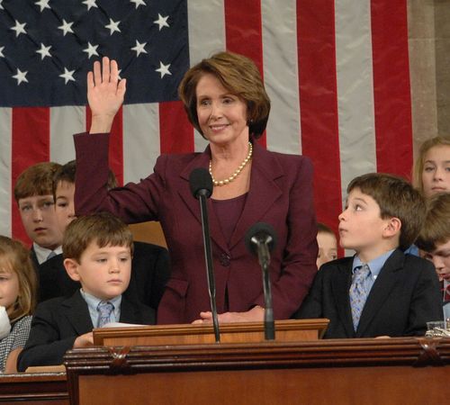▲▼裴洛西2007年宣誓就職美國史上第一位眾議院女性議長。（圖／翻攝推特「@JesseFFerguson」）