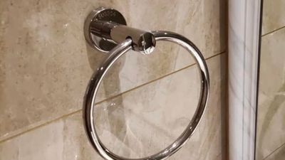 飯店廁所「鐵製圓環」做什麼用？　網搞笑回覆：敲一敲有暗門