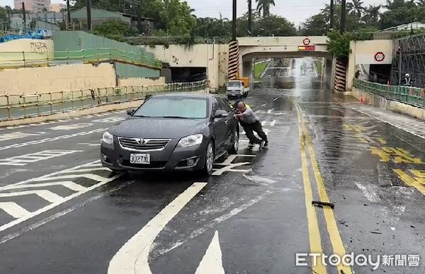 ▲台南市小東地下道淹水，台南市警五分局馬上派員到場管制交通，並協助民眾將熄火車子推上坡道，通報修車場派員查處。（圖／記者林悅翻攝，下同）