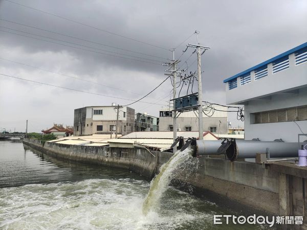 ▲中央氣象局於2日上午9時針對台北、台南、屏東等地區發布大雨特報，因低壓帶影響，易有短延時強降雨，台南市長黃偉哲提醒市民朋友，記得攜帶雨具也要注意行車安全。（圖／記者林悅翻攝，下同）