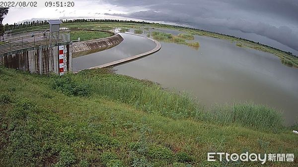 ▲中央氣象局於2日上午9時針對台北、台南、屏東等地區發布大雨特報，因低壓帶影響，易有短延時強降雨，台南市長黃偉哲提醒市民朋友，記得攜帶雨具也要注意行車安全。（圖／記者林悅翻攝，下同）