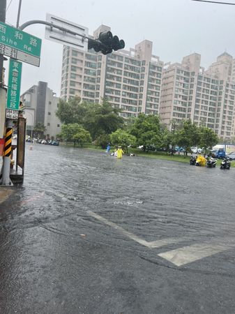 ▲▼台南西河路民券路三段淹水。（圖／翻攝自記者爆料網）