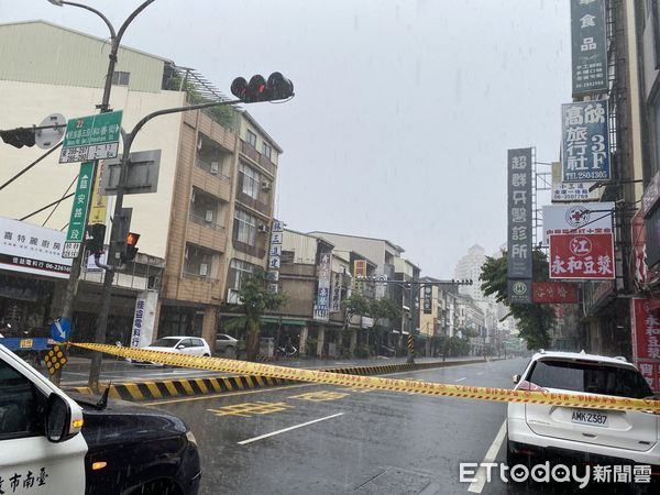 ▲台南市區因豪雨部分道路積水，市警二分局派遣員警10名分赴路口，即時拉起警戒線，並辛苦冒雨在各路口指揮引導民眾安全通行。（圖／記者林悅翻攝，下同）