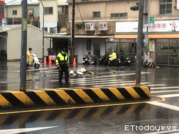 ▲台南市區因豪雨部分道路積水，市警二分局派遣員警10名分赴路口，即時拉起警戒線，並辛苦冒雨在各路口指揮引導民眾安全通行。（圖／記者林悅翻攝，下同）