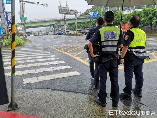 ▲▼台北市南港路一段一輛休旅車與一輛機車發生車禍。（圖／記者黃彥傑攝）