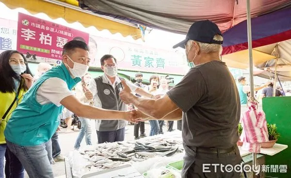 ▲民進黨桃園市長參選人林智堅今天一早，在市長鄭文燦陪同下前往桃園區南門市場向攤商拜票。（圖／記者沈繼昌翻攝）