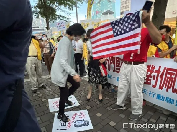 ▲▼新黨2日到美國聯邦眾議院議長裴洛西（Nancy Pelosi）下榻旅館抗議。（圖／記者蘇晏男攝）