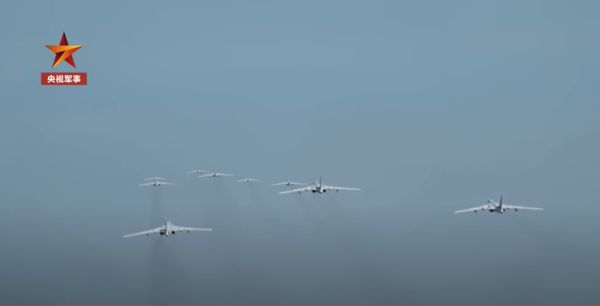▲▼大陸回應裴洛西訪台，釋出9架轟-6K轟炸機同框畫面。（圖／翻攝自央視軍事）