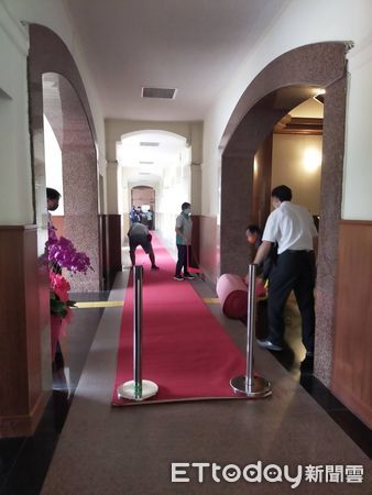 ▲立法院正門入口處稍早鋪上迎接重要外賓的紅地毯。（圖／記者陳煥丞攝）