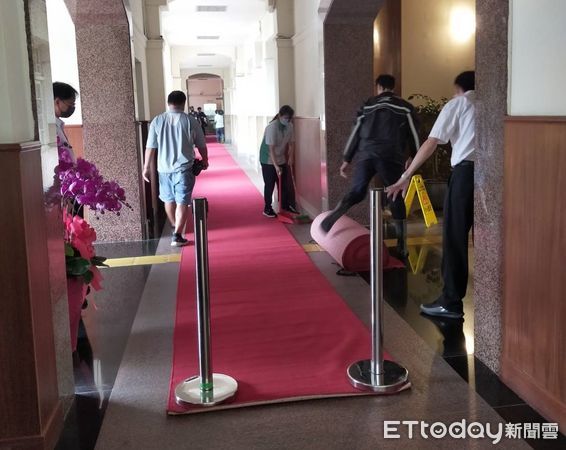 ▲立法院正門入口處稍早鋪上迎接重要外賓的紅地毯。（圖／記者陳煥丞攝）
