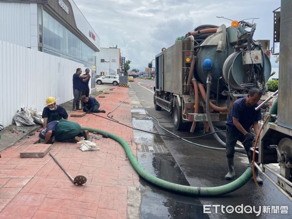 ▲台南市新營區長榮路道路，遇短延時強降雨則有積水現象，工務局除立即清淤側溝，並同步增設4處橫向集水溝強化排水效率，2日強降雨該路段已無積淹水。（圖／記者林悅翻攝，下同）