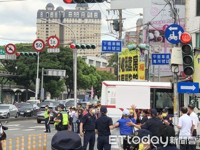 快訊／裴洛西參訪人權園區　藍衣男舉牌「反對訪台」被警帶走