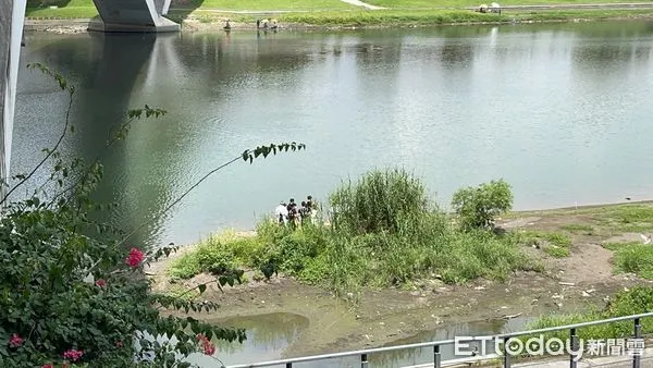 ▲▼消防打撈浮屍中。（圖／記者陳雕文翻攝）