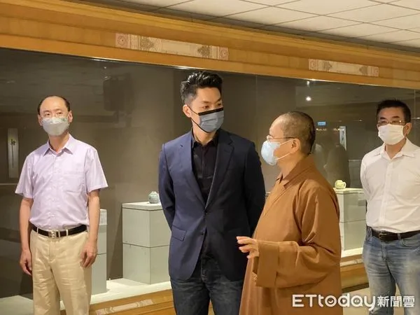 ▲▼蔣萬安參觀佛光山台北道場美術館-廖天照石雕展。（圖／記者袁茵攝）