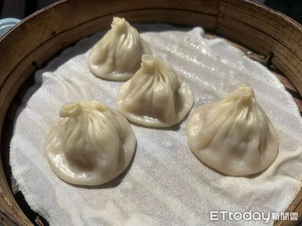 ▲雲林林內鄉「光哥小籠包」有感裴洛西對台灣的支持，他認為應該做些回饋，今日上午推出買一送一以行動表達支持送出200份。（圖／記者蔡佩旻攝）