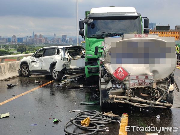 ▲▼台64八里大貨車、油罐車和小客車發生嚴重車禍事故。（圖／記者陳以昇翻攝）