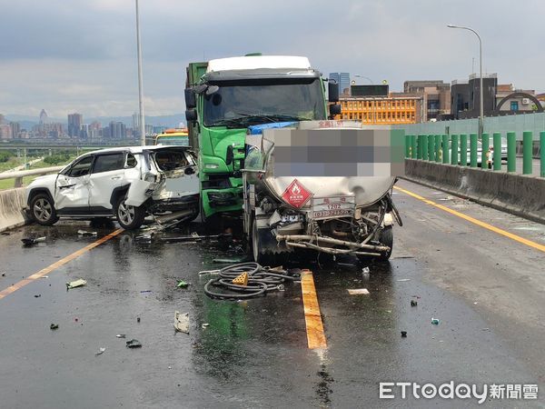 ▲▼台64八里大貨車、油罐車和小客車發生嚴重車禍事故。（圖／記者陳以昇翻攝）