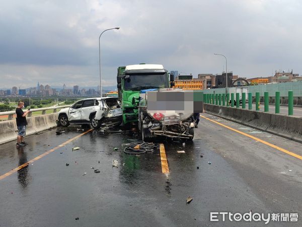 ▲▼台64八里大貨車、油罐車和小客車發生嚴重車禍事故。（圖／記者陳以昇翻攝）