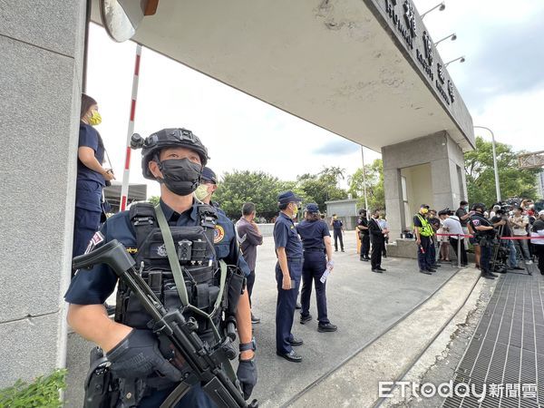 ▲▼斐洛西將訪景美人權園區，新北市警局部屬至少130名警力，荷槍實彈守在園區，以阻擋有心人士鬧事。（圖／記者陳以昇翻攝）