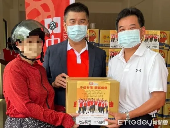 ▲枋寮警分局東海派出所長藍清輝(右)捐款行善             。（圖／記者陳崑福翻攝，下同）