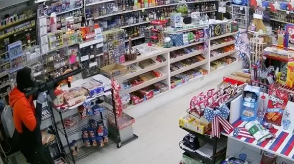 4蒙面男步槍搶劫商店　80歲店長瞬間「掏散彈槍」回轟畫面曝光。（圖／翻攝自Twitter）
