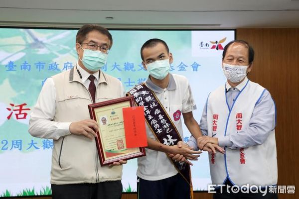 ▲「周大觀抗癌圓夢助學金」台南市共有9位抗癌勇士獲得，由市長黃偉哲等人頒獎。（圖／記者林悅翻攝，下同）