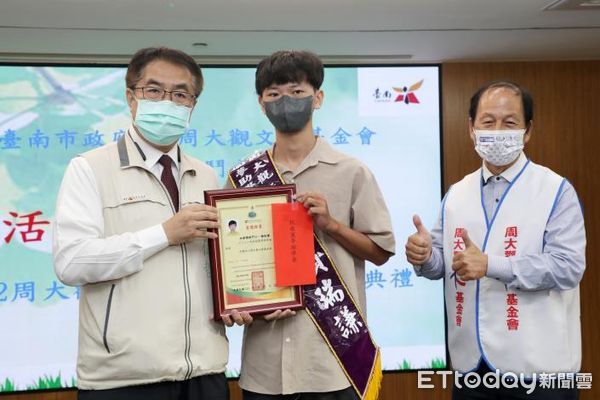 ▲「周大觀抗癌圓夢助學金」台南市共有9位抗癌勇士獲得，由市長黃偉哲等人頒獎。（圖／記者林悅翻攝，下同）