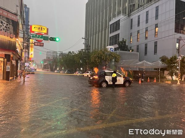 ▲彰化傍晚下起雷陣雨各地傳出淹水災情。（圖／記者唐詠絮翻攝）