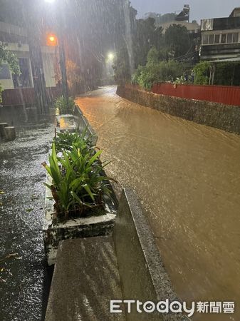 ▲彰化傍晚下起雷陣雨各地傳出淹水災情。（圖／記者唐詠絮翻攝）