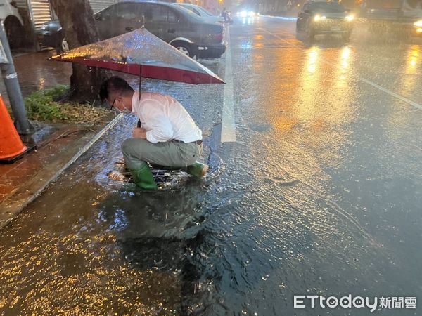 ▲彰化傍晚下起雷陣雨各地傳出淹水災情。（圖／記者唐詠絮翻攝）