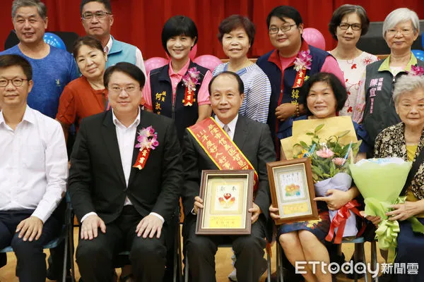 ▲表揚信義區模範父親、好人好事 林右昌提前祝賀八八節快樂。（圖／記者郭世賢翻攝）