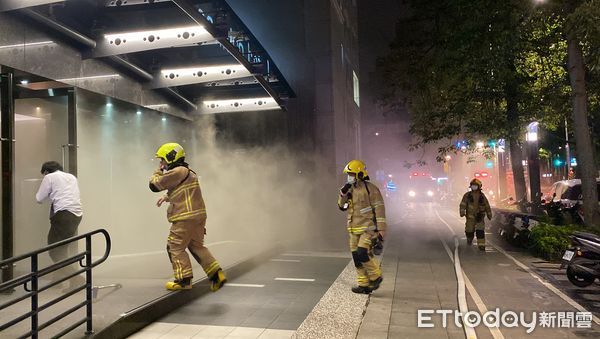 ▲▼仁愛路三段一間酒店地下室一樓發生火警，大量濃煙竄出。（圖／記者游宗樺攝）