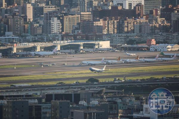 裴洛西的專機於晚間5點半飛離松山機場。