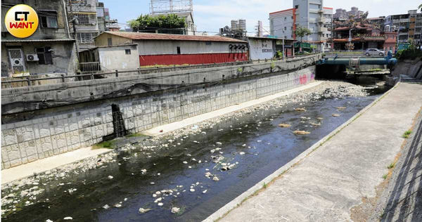羅男友人說他工作穩定、交友單純，沒理由無故搞失蹤，友人們曾到附近大圳尋人，但遍尋未果。（圖／方萬民攝）