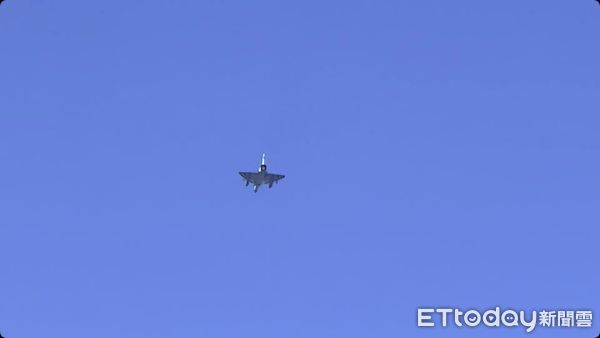 ▲▼空軍新竹基地幻象戰機掛彈升空。（圖／攝影中心攝）