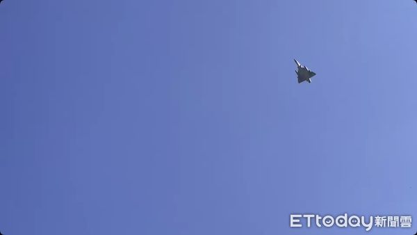 ▲▼空軍新竹基地幻象戰機掛彈升空。（圖／攝影中心攝）