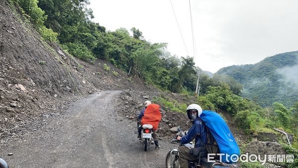 ▲搜救人員上山急援。（圖／記者楊漢聲翻攝）