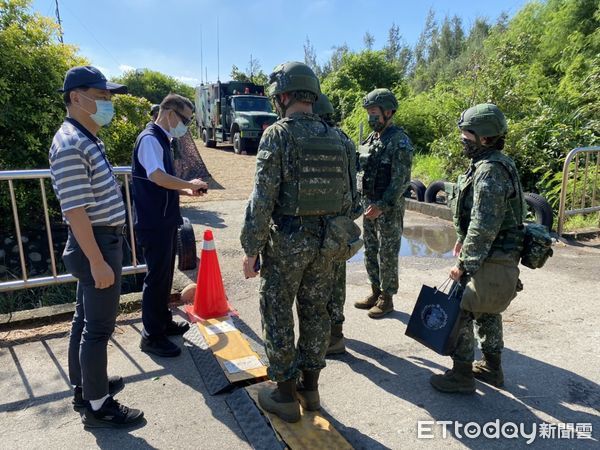 ▲▼大陸解放軍包圍台灣進行軍演，陸軍十軍團上午在高美濕地進行例行性火炮射擊。（圖／民眾提供，下同）