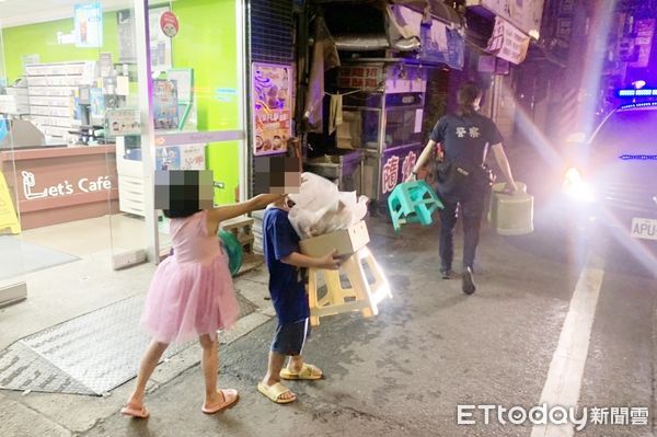 ▲桃園市龍潭警方4日凌晨在中興路超商前發現一對年僅7、6歲幼童兜售小飾品，詢問後協助護送返家。（圖／記者沈繼昌翻攝）