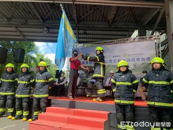 ▲台南市消防局第四救災救護大隊，於山上區宏遠興業公司，辦理企業義消成軍典禮，展示消防局推動企業義消的成果。（圖／記者林悅翻攝，下同）