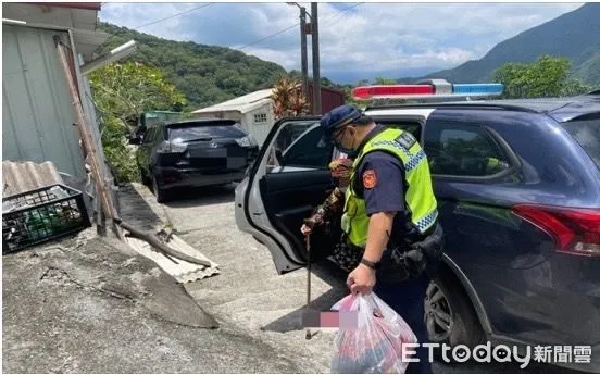 ▲內埔警分局瑪家分駐所警員王泓升助邱婦返家             。（圖／記者陳崑福翻攝，下同）