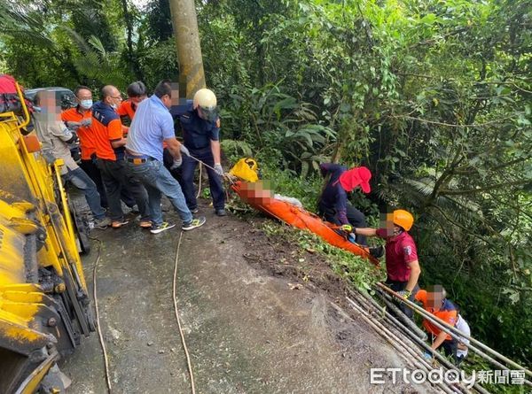 ▲▼台南白河區小山貓車工作中翻覆，1人掉落山溝意識清楚。（圖／記者林悅翻攝）