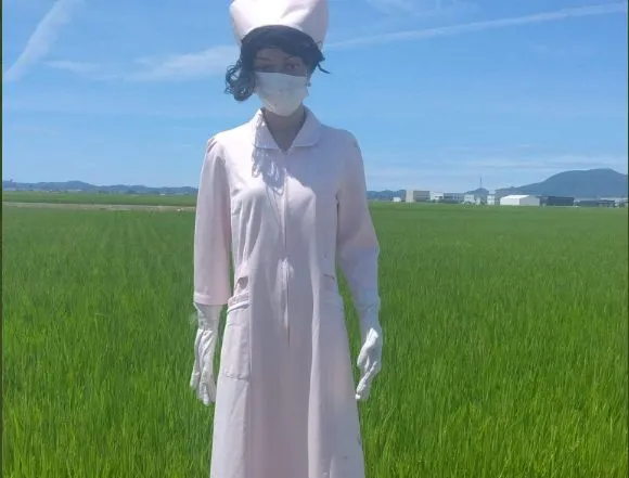 ▲身著「護士服」的稻草人，長得有點可怕。（圖／翻攝自推特「@magokoro358」）