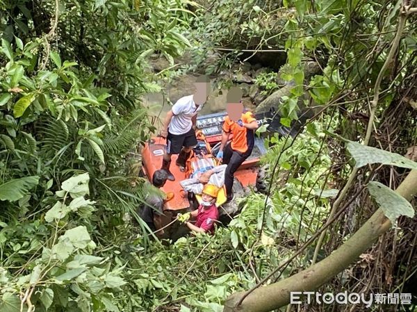 ▲台南白河區小山貓車工作中翻覆，1人掉落山溝意識清楚。（圖／記者林悅翻攝，下同）