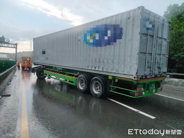 ▲▼  貨櫃車自撞，整輛車撞成Ｌ型，堵住車道 。（圖／記者戴上容翻攝）