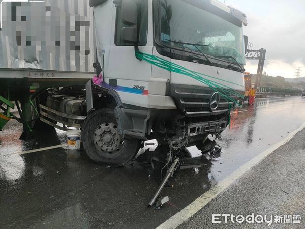 ▲▼  貨櫃車自撞，整輛車撞成Ｌ型，堵住車道 。（圖／記者戴上容翻攝）