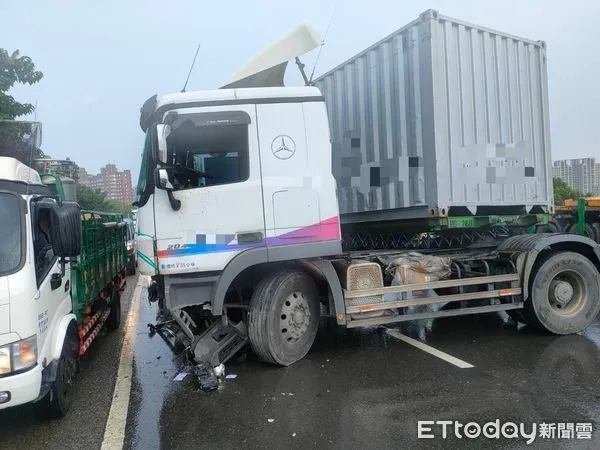 ▲▼  貨櫃車自撞，整輛車撞成Ｌ型，堵住車道 。（圖／記者戴上容翻攝）